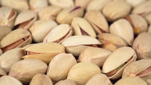 Tasty pistachios nuts. Camera moves forward above roasted salted pistachio nuts — Stock Video