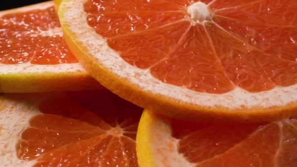 Krájené plátky pomerančového grapefruitu se pomalu otáčejí — Stock video