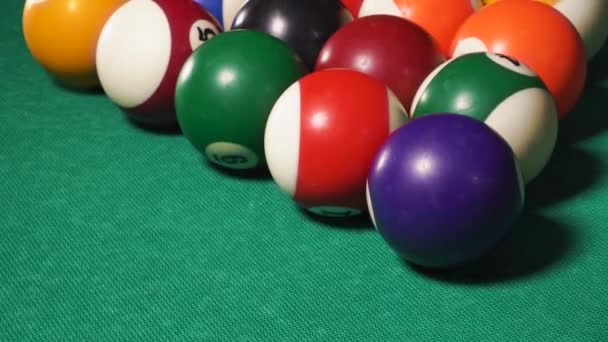 アメリカのビリヤード、プール、緑のテーブル、三角形 — ストック動画