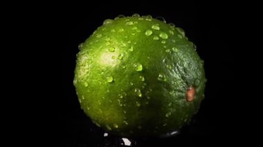 Su damlacıkları ile doğal taze kireç yavaşça döner.