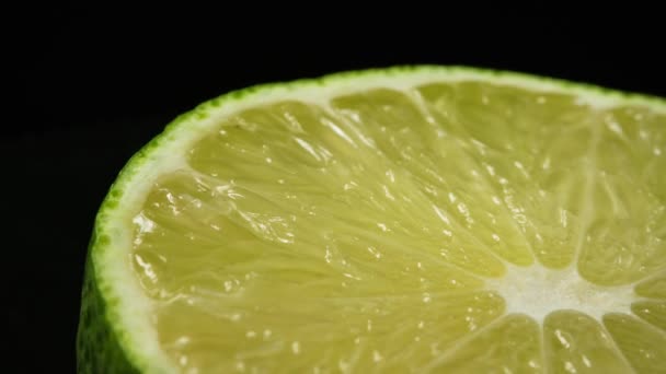 Meio limão verde girar lentamente — Vídeo de Stock