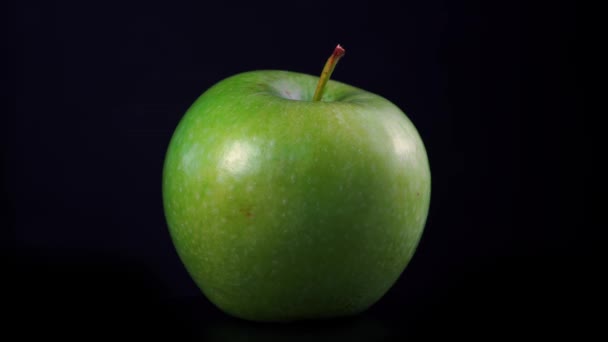 Ferskt grønt eple som sakte spinner. Apple Rolling Macro – stockvideo