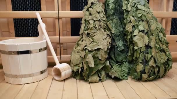 Ramas de abedul verde en sauna de madera, besom utilizado en baños — Vídeo de stock
