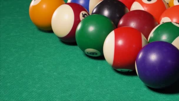 Biljartballen in een driehoek op de pooltafel — Stockvideo