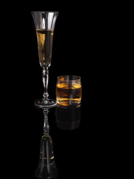Glas champagne en whisky op een zwarte achtergrond — Stockfoto