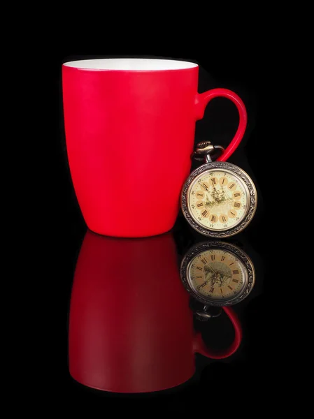 Reloj vintage y copa roja con reflexión sobre fondo negro —  Fotos de Stock