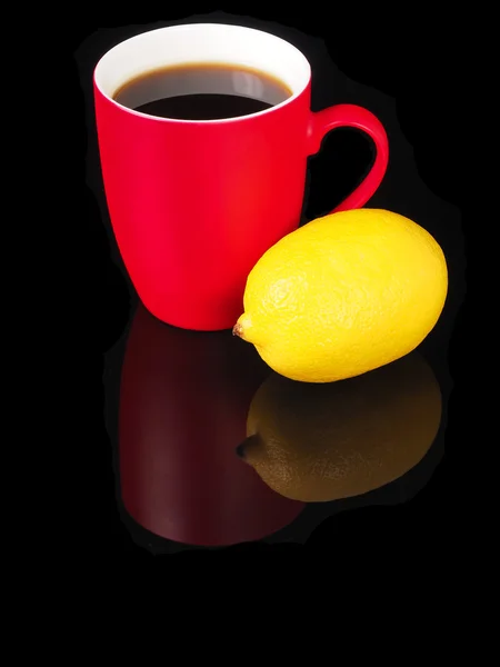 Roter Becher mit Zitrone und Reflexion auf schwarzem Hintergrund — Stockfoto