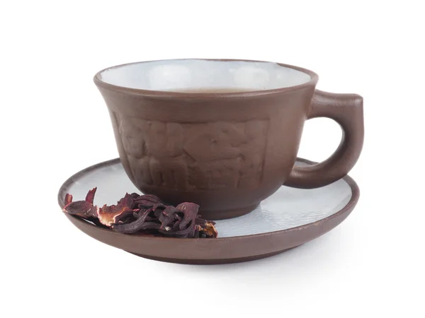 Ton handgemachte Teetasse auf weißem Hintergrund — Stockfoto