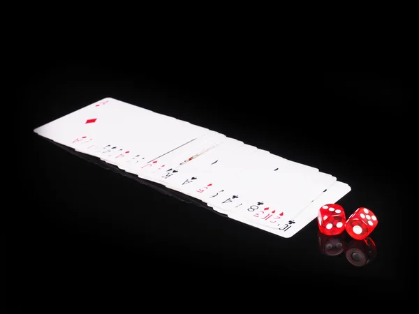 Kostky, karty na černém pozadí. koncept hazardu — Stock fotografie