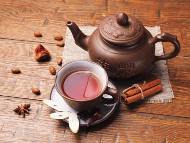 Asya çay kil üzerinde ahşap arka plan belirleme