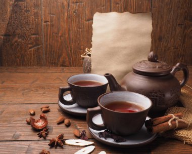 eski kağıt ve çay seti ahşap arka plan üzerinde