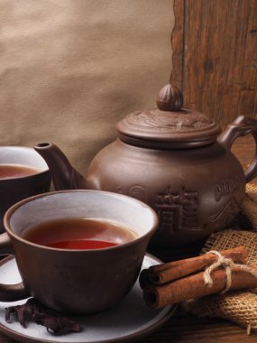 eski kağıt ve çay seti ahşap arka plan üzerinde