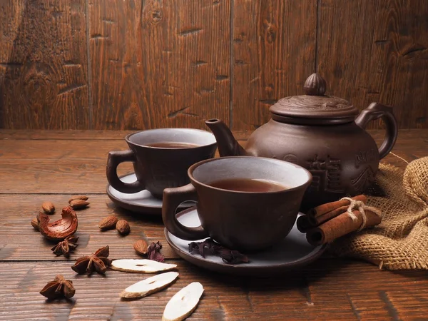 Asiatische Teetonne auf Holzgrund — Stockfoto