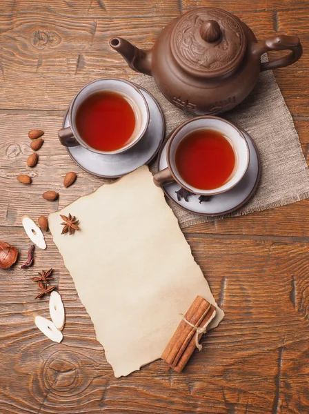 Altes Papier und Tee auf hölzernem Hintergrund — Stockfoto