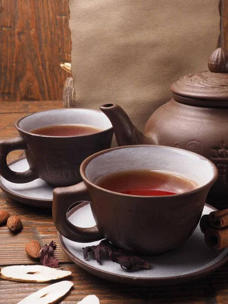 eski kağıt ve çay seti ahşap arka plan üzerinde