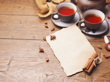 eski kağıt ve çay seti ahşap arka plan üzerinde