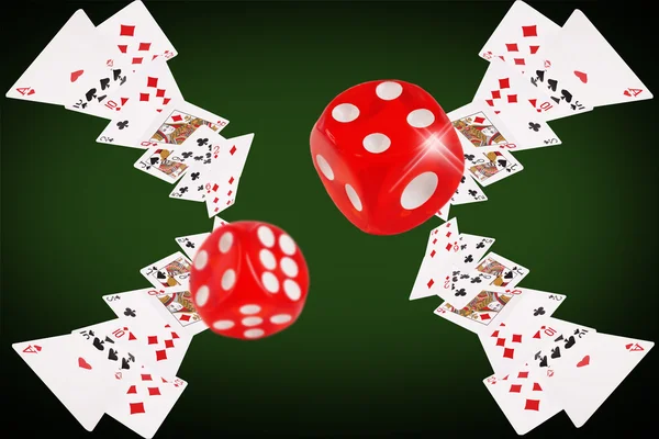 Speelkaarten en dobbelstenen vliegen aan de pokertafel — Stockfoto