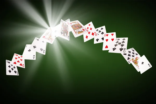 İskambil poker masasında uçan — Stok fotoğraf