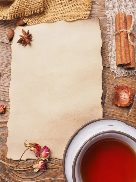 Altes Papier und Tee auf hölzernem Hintergrund — Stockfoto