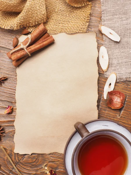 Altes Papier und Tee auf hölzernem Hintergrund — Stockfoto