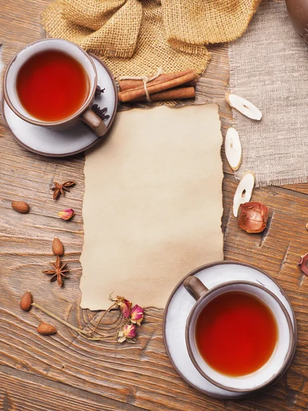 Altes Papier und Tee auf hölzernem Hintergrund — Stockfoto