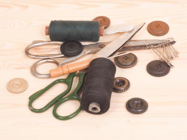 Ahşap arka plan dikiş aksesuarları. dikiş kavramı