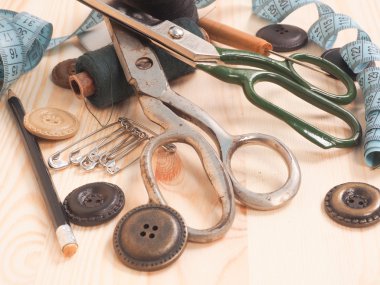 Ahşap arka plan dikiş aksesuarları. dikiş kavramı