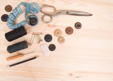 Ahşap arka plan dikiş aksesuarları. dikiş kavramı