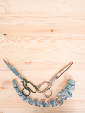 Ahşap arka plan dikiş aksesuarları. dikiş kavramı