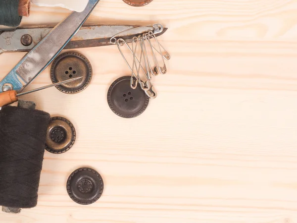 Accessori per cucire su fondo in legno. concetto di cucito — Foto Stock