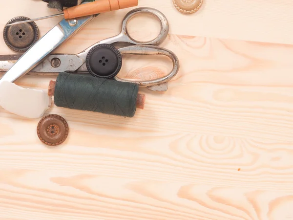 Accessori per cucire su fondo in legno. concetto di cucito — Foto Stock