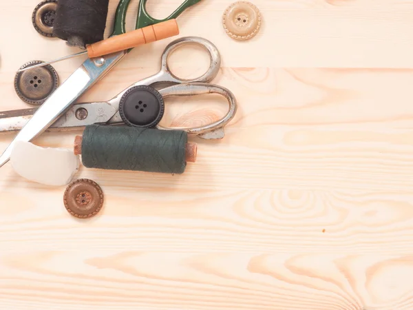 Accessori per cucire su fondo in legno. concetto di cucito — Foto Stock