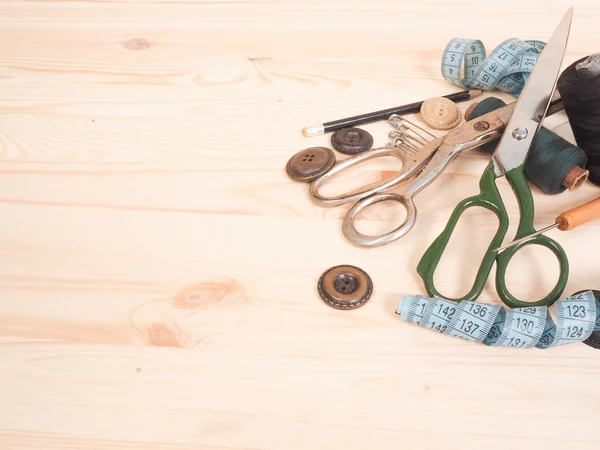 Accessori per cucire su fondo in legno. concetto di cucito — Foto Stock