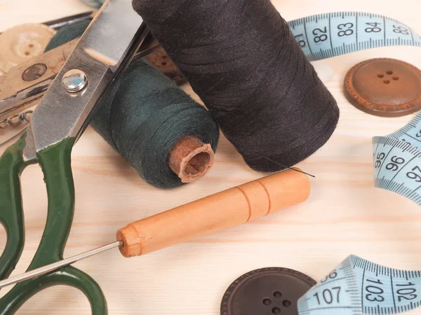 Accesorios de costura en un fondo de madera. concepto de costura —  Fotos de Stock