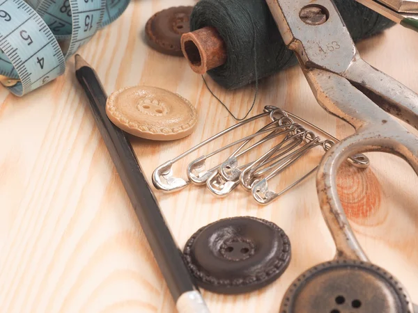 Accesorios de costura en un fondo de madera. concepto de costura —  Fotos de Stock