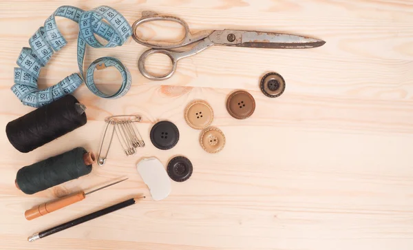 Accesorios de costura en un fondo de madera. concepto de costura —  Fotos de Stock