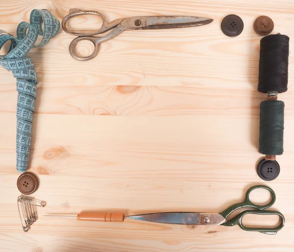 Accesorios de costura en un fondo de madera. concepto de costura —  Fotos de Stock