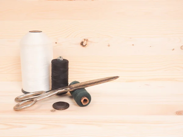 Accesorios de costura en un fondo de madera. concepto de costura —  Fotos de Stock