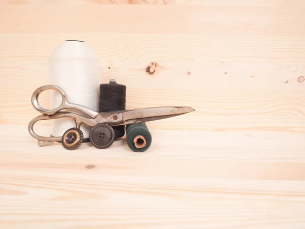 Accesorios de costura en un fondo de madera. concepto de costura —  Fotos de Stock