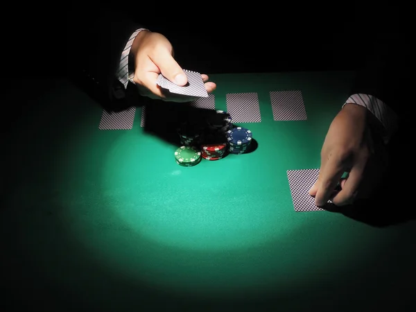 Homem jogando poker em fundo verde . — Fotografia de Stock