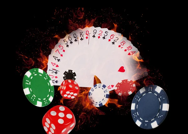 Carte da gioco e fiches da casinò in fiamme. concetto di poker — Foto Stock