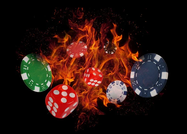 Dices ve casino oynarken cips yanıyor. Poker kavramı — Stok fotoğraf