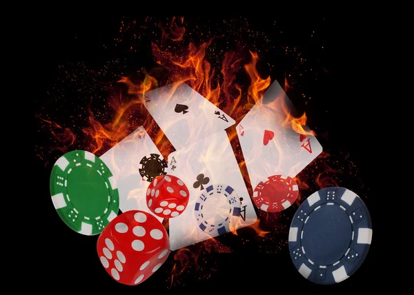 Παίζοντας κάρτες και μάρκες από το καζίνο στην πυρκαγιά. έννοια του πόκερ — Φωτογραφία Αρχείου