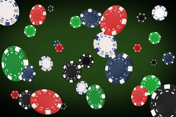 Poker masasında uçan cips iskambil — Stok fotoğraf
