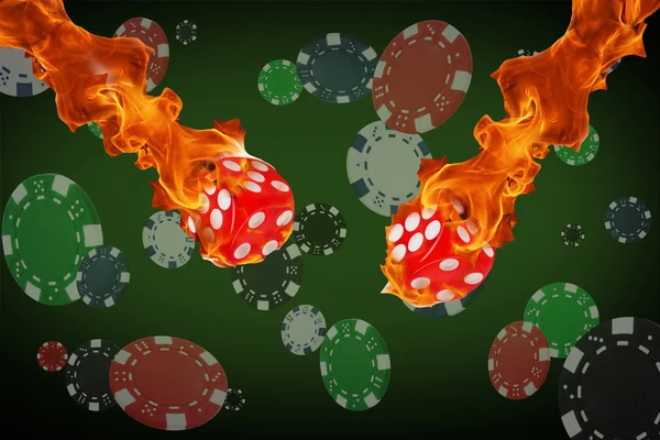 Cips oyun ve poker masasında uçan zar ateş — Stok fotoğraf