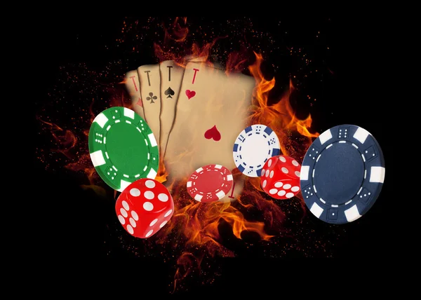 A jogar cartas e fichas a arder. conceito de casino — Fotografia de Stock