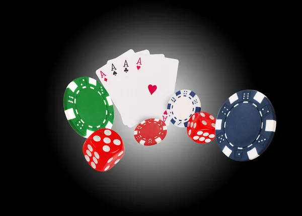 Karty do gry latające przy pokerowym stole — Zdjęcie stockowe