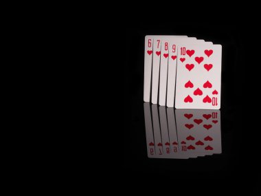 Straight Flush iskambil izole siyah arka plan üzerine.