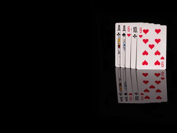 Una coppia di carte da gioco isolate su sfondo nero . — Foto Stock