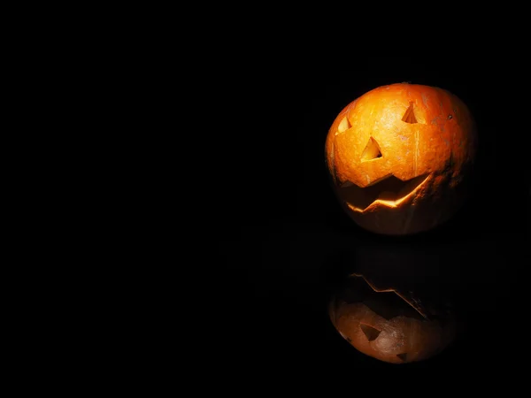 Calabaza de Halloween sobre fondo negro con reflejo — Foto de Stock